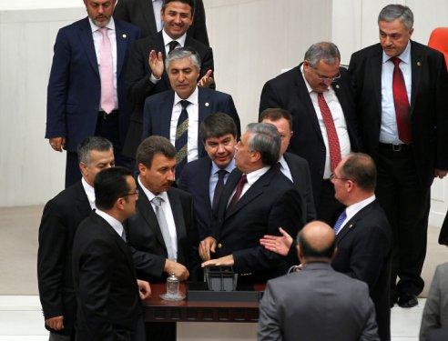 MHP'li vekiller Meclis'te kürsüyü işgal etti