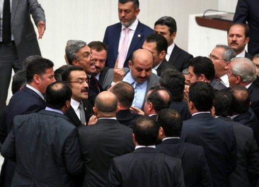 MHP'li vekiller Meclis'te kürsüyü işgal etti