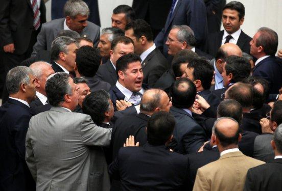 MHP'li vekiller Meclis'te kürsüyü işgal etti