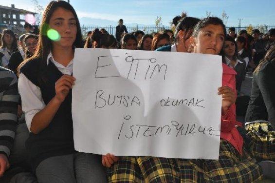 Yüksekovalı öğrencilerden okul yakan PKK'ya tepki 