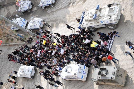 Yüksekova'da cuma namazı gerginliği