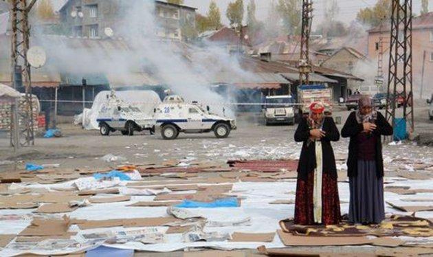 Yüksekova'da cuma namazı gerginliği