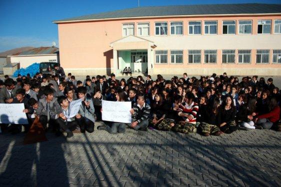 Yüksekovalı öğrencilerden okul yakan PKK'ya tepki 