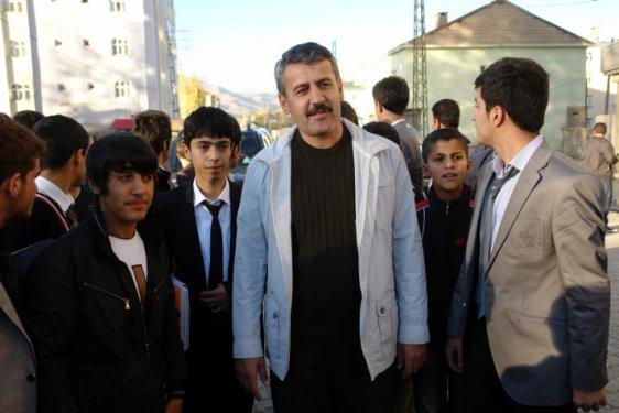 Yüksekovalı öğrencilerden okul yakan PKK'ya tepki 