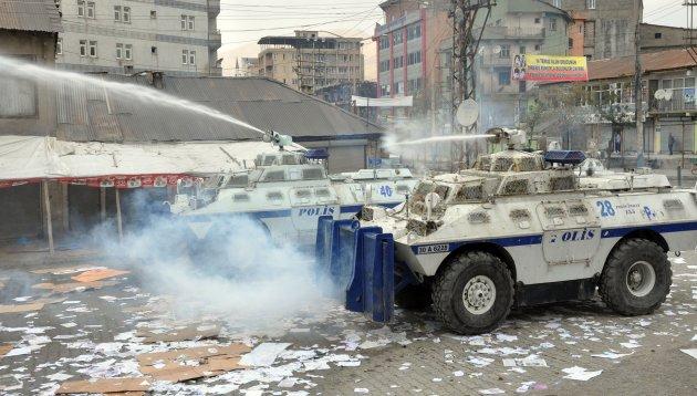 Yüksekova'da cuma namazı gerginliği