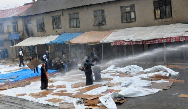 Yüksekova'da cuma namazı gerginliği