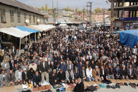 Yüksekova'da cuma namazı gerginliği