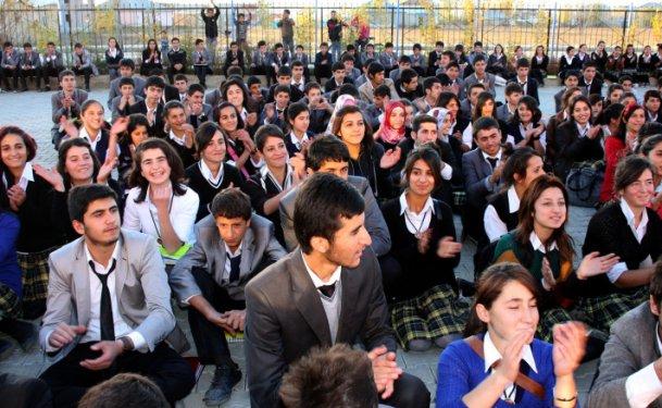 Yüksekovalı öğrencilerden okul yakan PKK'ya tepki 
