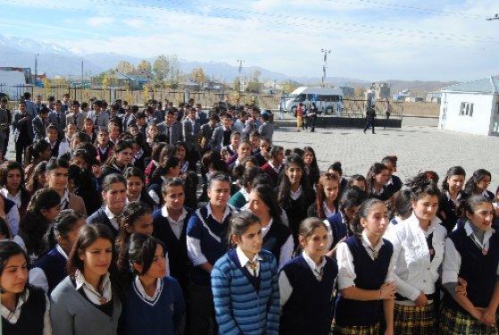 Yüksekovalı öğrencilerden okul yakan PKK'ya tepki 