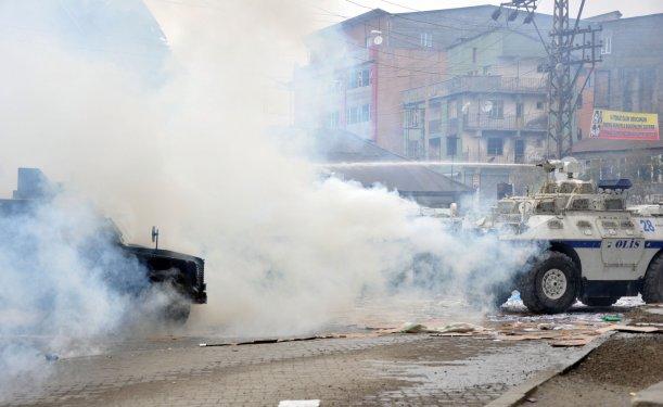 Yüksekova'da cuma namazı gerginliği