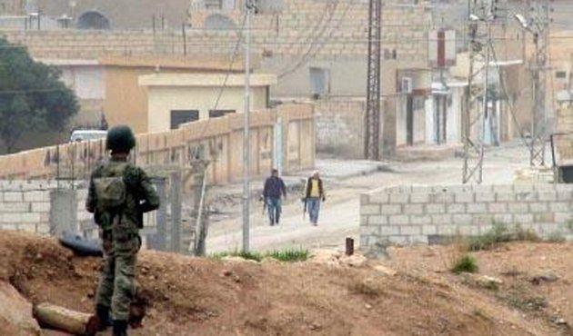 Asker siperde Suriye'yi izliyor