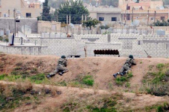 Asker siperde Suriye'yi izliyor