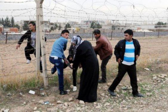 Asker siperde Suriye'yi izliyor