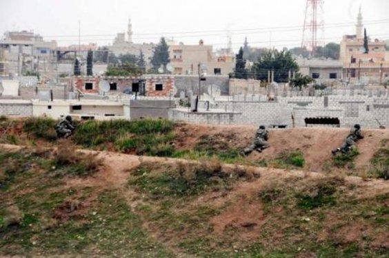 Asker siperde Suriye'yi izliyor