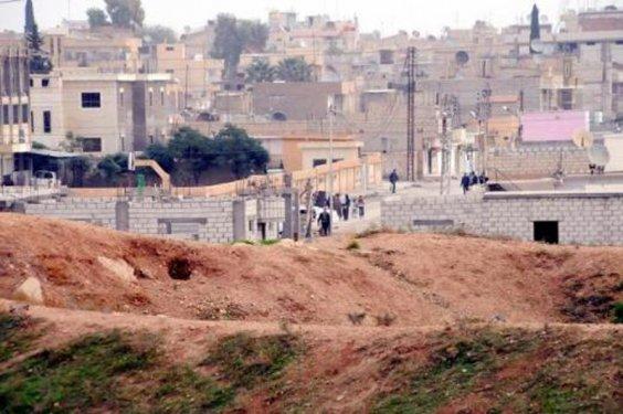 Asker siperde Suriye'yi izliyor