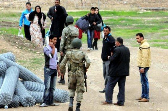 Asker siperde Suriye'yi izliyor