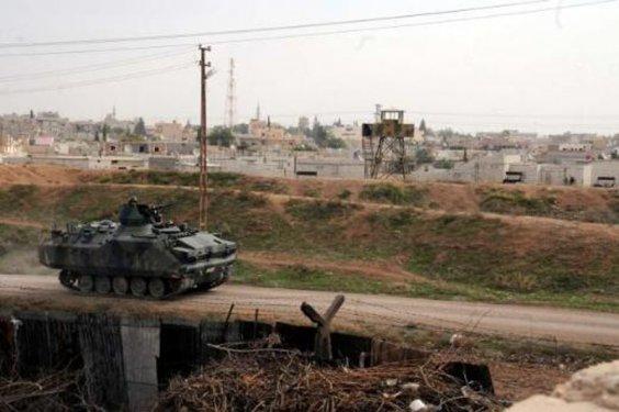 Asker siperde Suriye'yi izliyor