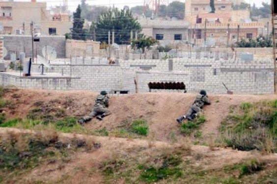 Asker siperde Suriye'yi izliyor