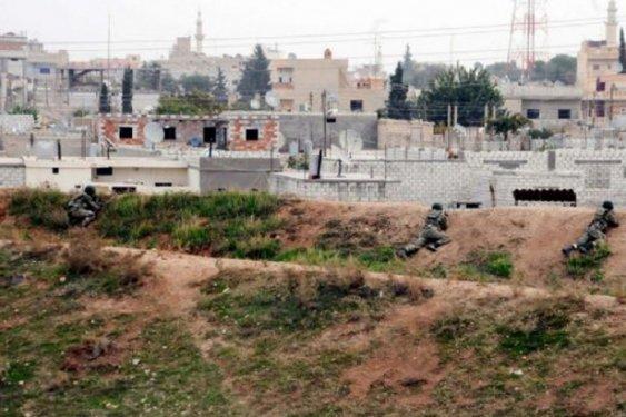 Asker siperde Suriye'yi izliyor