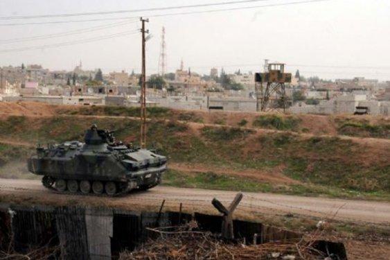 Asker siperde Suriye'yi izliyor