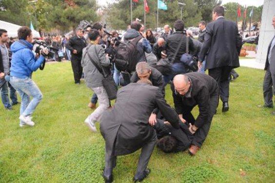 Ertuğrul Günay'a Bursa'da yumurtalı protesto