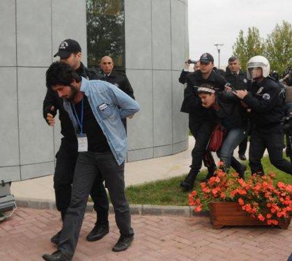 Ertuğrul Günay'a Bursa'da yumurtalı protesto