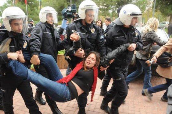 Ertuğrul Günay'a Bursa'da yumurtalı protesto