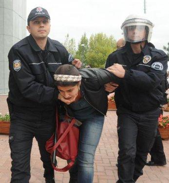 Ertuğrul Günay'a Bursa'da yumurtalı protesto