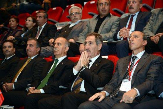 Ertuğrul Günay'a Bursa'da yumurtalı protesto