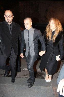 Jennifer Lopez Reina'da dansözle göbek attı