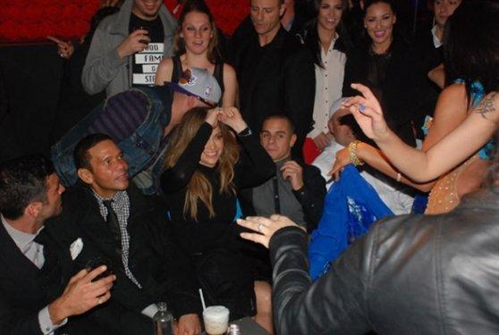 Jennifer Lopez Reina'da dansözle göbek attı