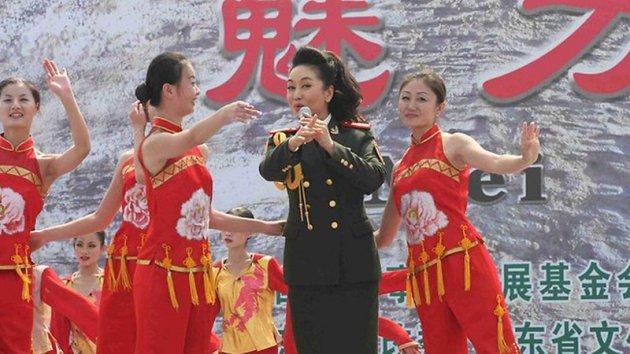 Çin'in pop yıldızı First Lady'si: Peng Liyuan