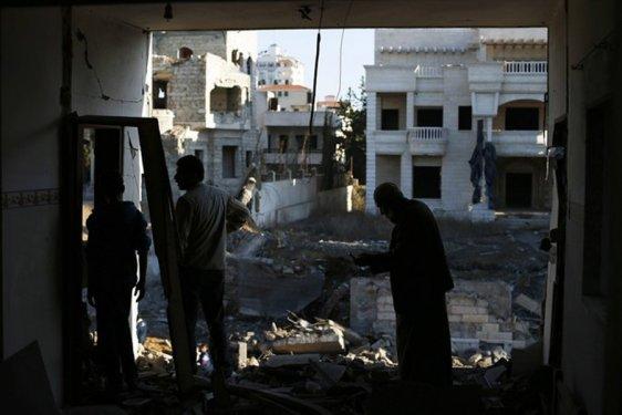 İsrail havadan-karadan Gazze'yi vurdu