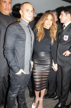 Jennifer Lopez Reina'da dansözle göbek attı