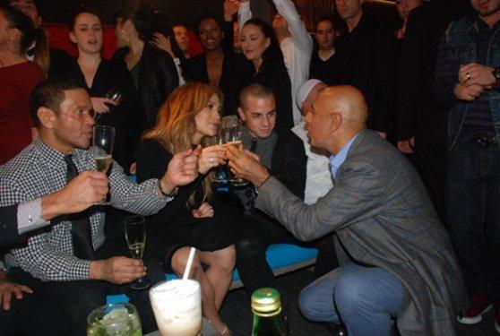 Jennifer Lopez Reina'da dansözle göbek attı