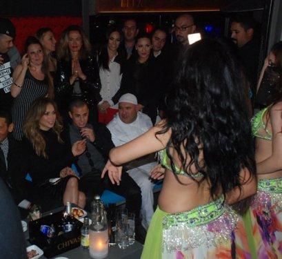 Jennifer Lopez Reina'da dansözle göbek attı