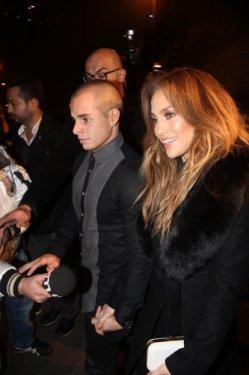 Jennifer Lopez Reina'da dansözle göbek attı