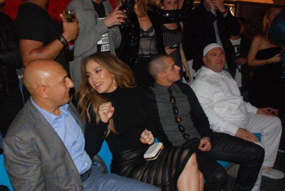 Jennifer Lopez Reina'da dansözle göbek attı