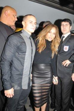 Jennifer Lopez Reina'da dansözle göbek attı