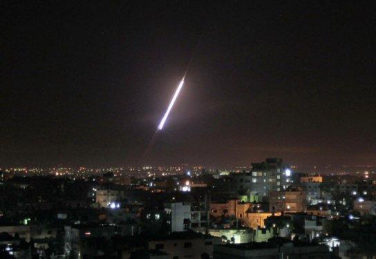 İsrail havadan-karadan Gazze'yi vurdu