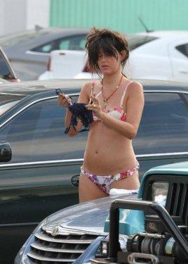 Sokak ortasında bikinisini değiştirdi