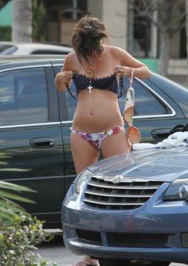 Sokak ortasında bikinisini değiştirdi