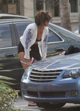 Sokak ortasında bikinisini değiştirdi