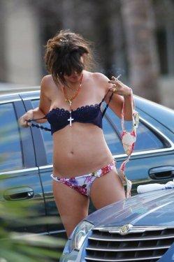 Sokak ortasında bikinisini değiştirdi