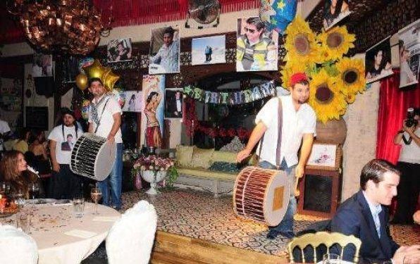 Ağaoğlu'nun oğluna süpriz doğum günü