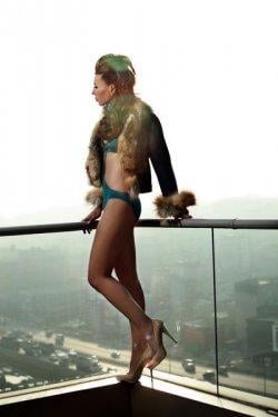 Asena'dan göğüs şov