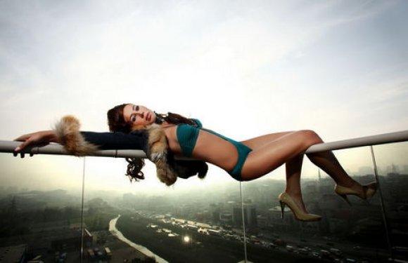 Asena'dan göğüs şov