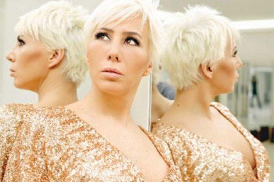 Asena'dan göğüs şov