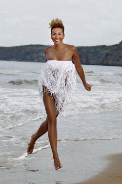 Asena'dan göğüs şov