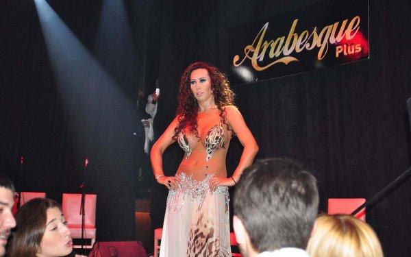 Asena'dan göğüs şov